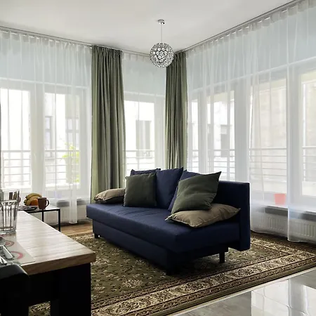 Metro Dzialdowska - Silent And Spacious وارسو