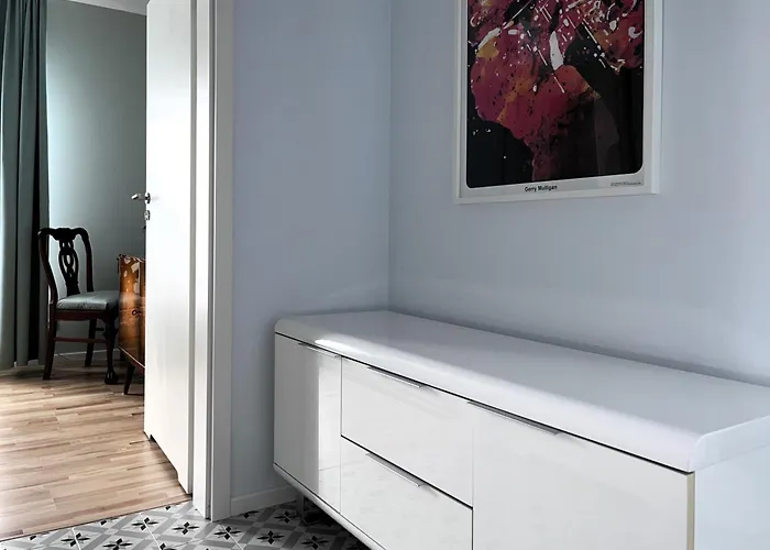 Metro Dzialdowska - Silent And Spacious * Warszawa