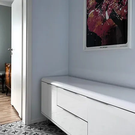 Metro Dzialdowska - Silent And Spacious * Βαρσοβία